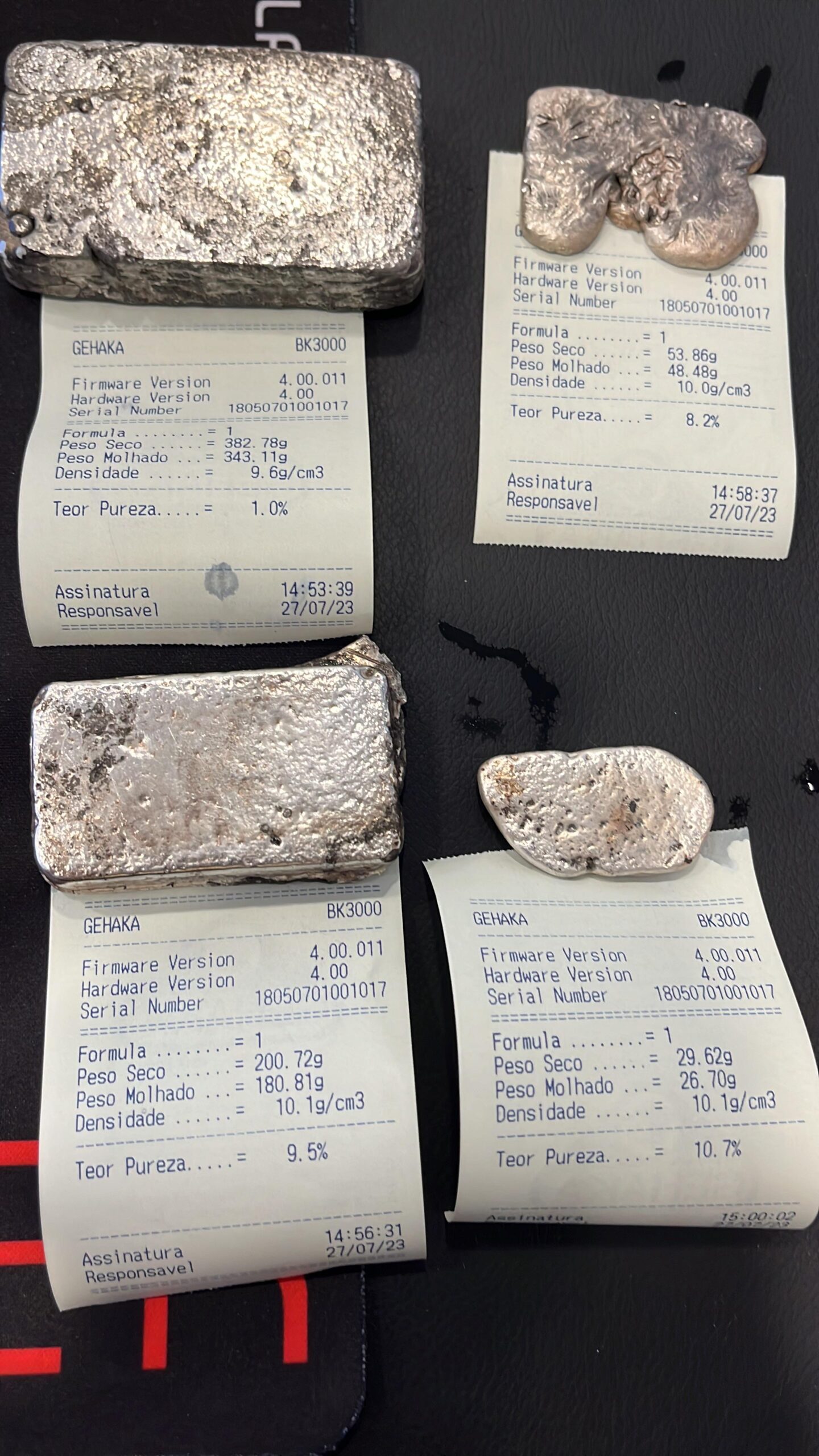 Cliente recebendo pagamento imediato por peças de prata avaliadas na Barra Gold Joias, Barra da Tijuca