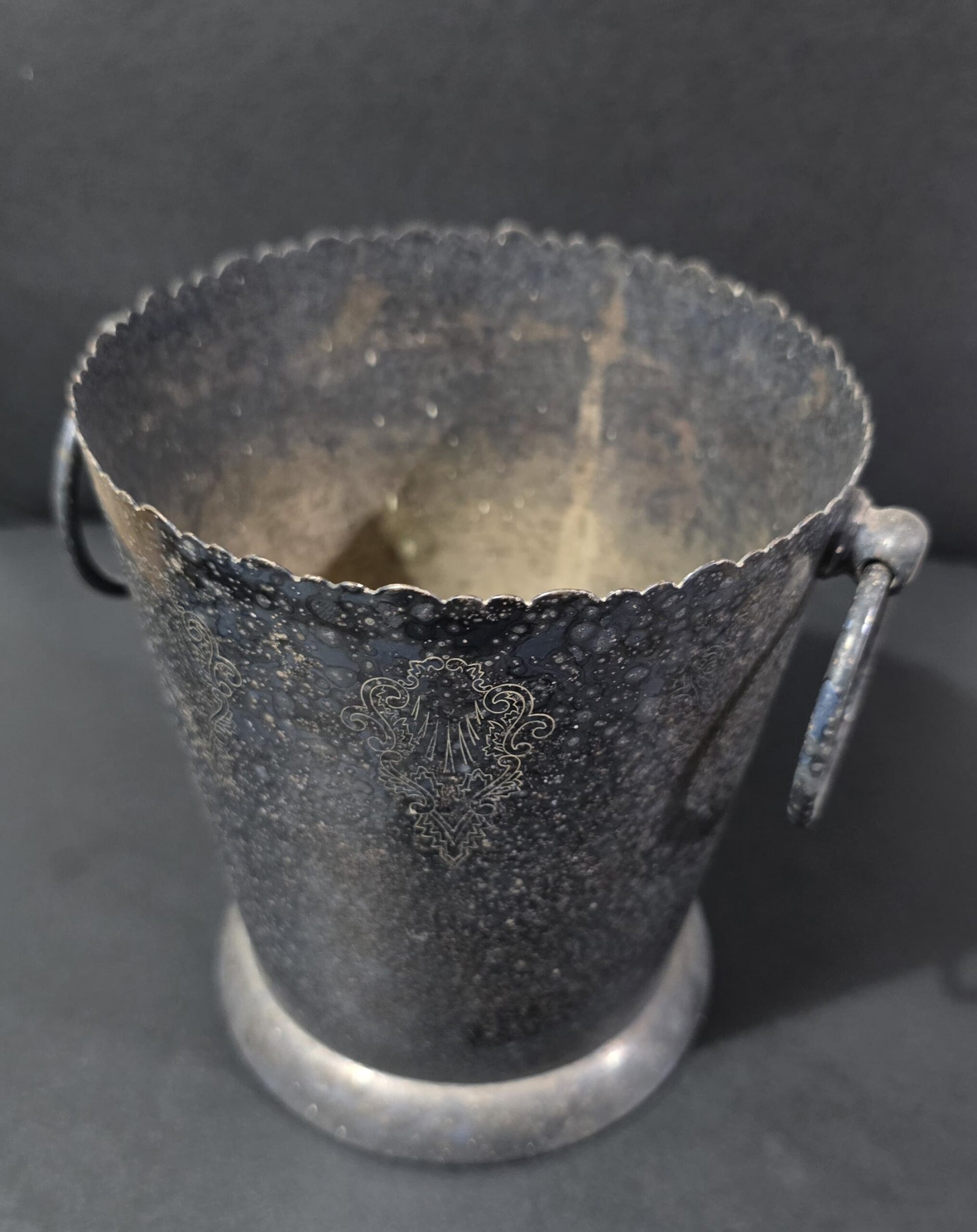 Conjunto de joias e utensílios de prata avaliados para compra na Barra Gold Joias, no Rio de Janeiro