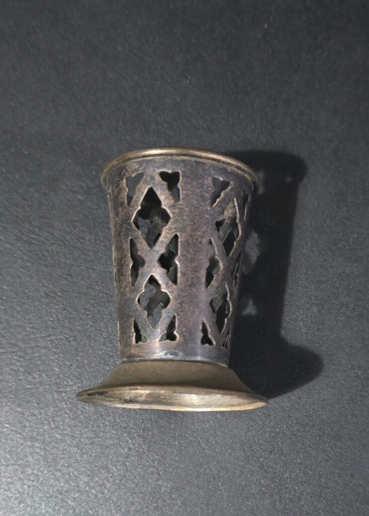 Especialista realizando avaliação de itens em prata na Barra Gold Joias, localizada na Barra da Tijuca, RJ.