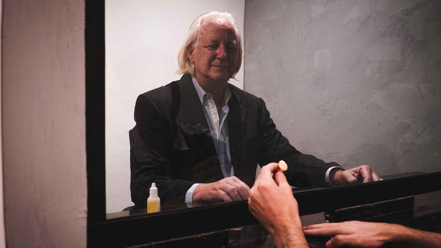 Especialista realizando avaliação para vender ouro 18k na Copa Joias