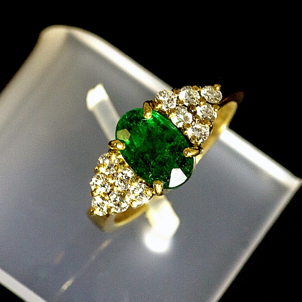 Especialista avaliando anel de ouro de grife com lupa profissional na Copa Joias em Copacabana